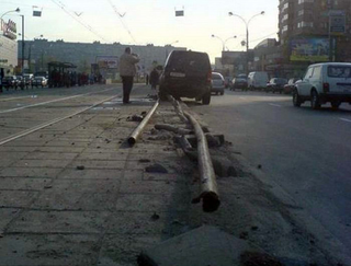 Illustration for article titled Russian Driver Thinks He's Tony Hawk, Impales Land Rover On Pole